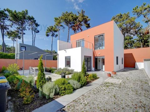 Esta moradia situa-se numa praceta, na zona tranquila da Aroeira rodeada pela natureza e com acesso privilegiado a serviços, comércio, praia da Fonte da Telha e da prestigiada Herdade da Aroeira. Arquitetura moderna (2023) com linhas contemporâneas e...