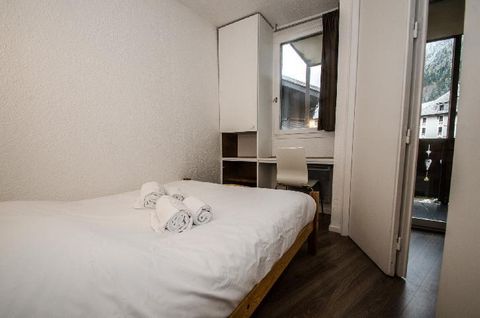Appartement 2 pièces de 35 m² pour 2 à 4 personnes au 2ème étage de la résidence Les Jonquilles située dans le quartier de Chamonix Sud, à 5 minutes à pied du centre ville de Chamonix. A côté du principal arrêt de ski-bus. Les pistes de ski ainsi que...