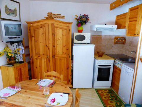 The residence Pierre Blanches is composed of 2 buldings of 4 floors, wirh lift. It is situated in the hamlet of Lay, 1200 m away from the village center and 500 m away from the ski lifts. The shops are close to the residence. Surface area : about 40 ...