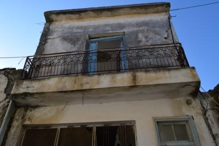 Stavrochori Old house on two floors for renovation. The property is 40m2 in total located on a plot of 20m2. It consists of 2 rooms in total. The water and electricity are easy to be connected. There is a balcony, street parking and enjoys views to t...