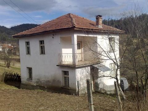 TEL.: ... ;0301 69999/WIR BIETEN ZUM VERKAUF EIN HAUS 10 KM VON SMOLYAN, IN EINEM MALERISCHEN RHODOPEN-DORF. DAS HAUS IST STEIN IN AUSGEZEICHNETEM ZUSTAND, AUF DREI ETAGEN. KELLER IM ERSTEN STOCK, ZWEITER UND DRITTER HABEN ZWEI ZIMMER + KÜCHE + FLUR ...