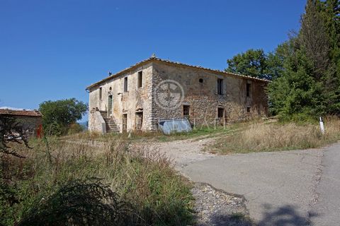 Farmhouse to be restored for sale in Tuscany, in the municipality of San Casciano dei Bagni – Il Podere del Cavaliere The farmhouse has an extremely strategic location, close to the amenities but still panoramic. The property spreads over an area of ...