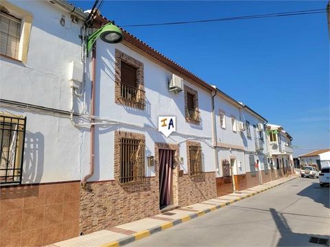 Dieses Stadthaus befindet sich im Herzen der beliebten Stadt Villanueva de Algaidas in der Provinz Malaga in Andalusien, Spanien, nur wenige Gehminuten von allen lokalen Annehmlichkeiten wie Geschäften, Schulen, Bars und Restaurants entfernt. Das Anw...