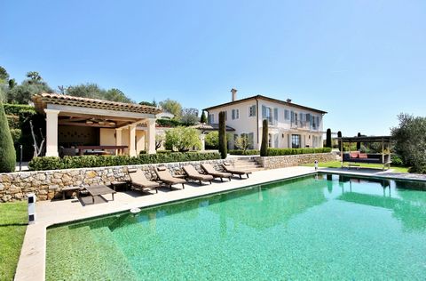 In the heart of the prestigious area of Castellaras, in a small gated domain of 3 villas, 5 minutes from the village of Mougins and 15 minutes from Cannes, quiet, facing south, splendid contemporary bastide overlooking its Mediterranean park of 6100 ...