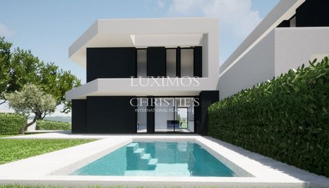 Villa moderne de quatre chambres avec piscine, jardin et garage , située dans un quartier résidentiel calme de Lagoa, Algarve . Cette villa est répartie sur trois étages et présente une architecture moderne . Au premier étage, en entrant dans la vill...