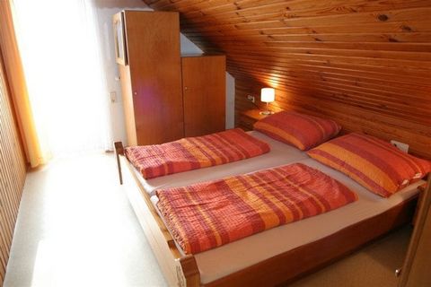 Dit prachtige vakantieappartement voor maximaal 6 personen bevindt zich op de 2e verdieping van een vakantiehuis in Bleiburg in Karinthië. Het eenvoudige maar zeer gezellige appartement heeft een woonkamer met een slaapbank, een woon-/eetkamer en een...