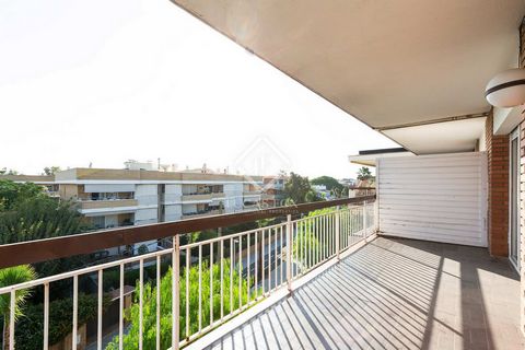 This penthouse is located in the Lluminetes area of Castelldefels in a secure community with swimming pool, tennis court and playground. The house has an area of 119 m² built, 86 m² useful in total according to cadastre, and comes with a parking spac...