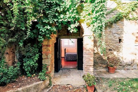 This quaint 1-bedroom farmhouse in Cortona can accommodate 4 people. Ideal for a family, it features a shared swimming pool to cool off and a shared garden to de-stress in natural environs. The town centre, where supermarkets, restaurants and other f...