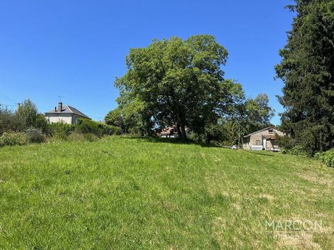 MARCON Immobilier GUERET - Creuse en Limousin, Nouvelle Aquitaine - Réf 87725. 8 minutes from the village of AHUN. Land with positive C.U. of 1630 m². Water and electricity nearby, individual drainage to be provided. Price : 10 500 € (fees payable by...