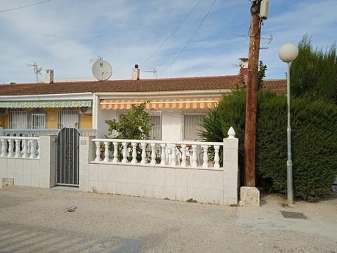 JUST REDUCED ! Sunny Quality Renovated 2 Bedroom 1 Bathroom English Style Bungalow all on 1 level located in Torreta 11, close to The Habaneras shopping centre, Torrevieja. Private tiled 40 sqm2 sunny terrace, large open plan living with fully fitted...