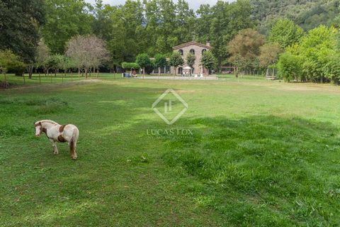 This property is located around a meander of the Fluvià river, surrounded by green meadows and wild nature and at the same time located just one kilometer from an urban center with all amenities. The country house was rehabilitated approximately two ...