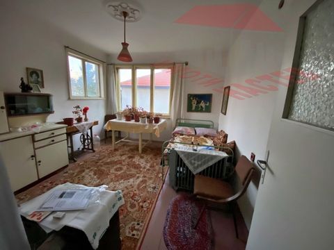 IMOTI 'NASTEV' propose à la vente deux étages de 125 m². chacun, dans un bâtiment en brique avec une entrée et un garage séparés. Les étages sont identiques et présentent la disposition suivante : un large couloir, trois chambres, une cuisine, une sa...