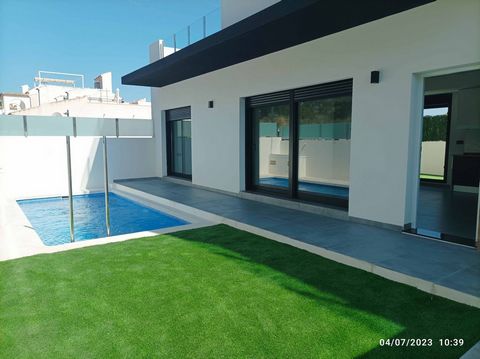 Ces incroyables villas de 3 chambres sont dans un complexe résidentiel, situé à proximité d’Orihuela Costa - plus précisément dans la région autour de Villamartin. Ces villas sont à seulement cinq minutes des meilleures plages d’Orihuela Costa. Le co...