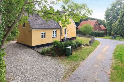 Dom wakacyjny położony około. 300 m od północnej linii brzegowej Ærø Næbbet, która jest obszarem biotopowym z wieloma rzadkimi ptakami i roślinami. Dom wyposażony jest w duży salon z jadalnią na parterze. Tutaj znajdziesz kuchnię i łazienkę. Na pierw...
