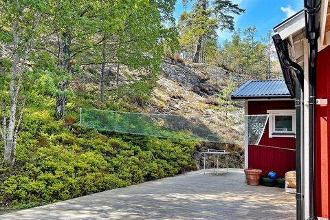 Welcome to a wonderful house with a lakeside location in Stockholm's southern archipelago! The house has everything, newly renovated with beautiful details, a modern kitchen and bathroom, lovely terrace that goes around the house, with both dining ta...