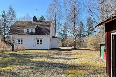 Enjoy nature at this beautiful house! When you have turned off the 62 at Vedugnsbageriet, you are close to tranquility and a cozy stay in Värmland's beautiful nature. The last bit to the house your drive is beautifully surrounded by trees before the ...