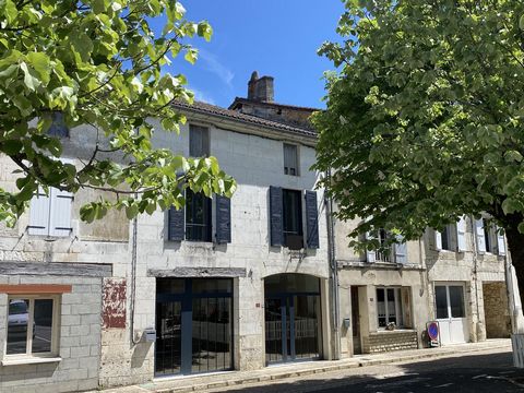 Very close to shops, banks, restaurants, schools, a beautiful village house, completely renovated in 2022, with small garden and elevator. Its 7 m wide exposed stone facade really looks good with its large bay windows and anthracite-coloured shutters...