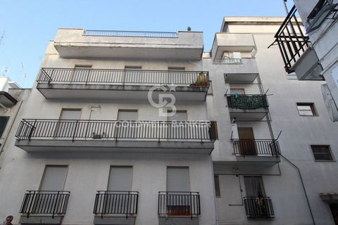 PUGLIA. Ceglie Messapica APARTMENT FOR SALE Coldwell Banker offers for sale, exclusively, in the city of food and wine Ceglie Messapica, an apartment on the 2nd floor with lift of a building in good condition. The property has 2 street views and 3 ba...
