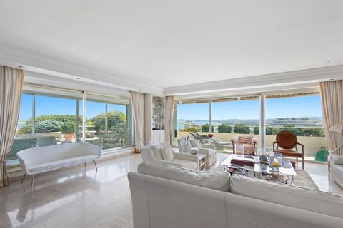 This magnificent 193m² apartment is located in the iconic building of Marina Baie des Anges, on the French Riviera. With its unique design and privileged location, it offers a rare opportunity. Situated on a very high floor, this exceptional apartmen...