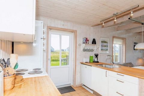Dom wakacyjny w bardzo pięknej lokalizacji z widokiem na morze i otaczającą przyrodę w Lønstrup. Dom posiada wiele ładnych, osobistych detali. Kuchnia z jadalnią jest dobrze wyposażona i ma wysokie sufity. Tutaj jest miejsce dla całej rodziny, aby do...