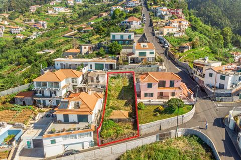 ID obiektu: ZMPT558938 Dom do odzyskania z działką 290m2 położony w Santo António- Funchal na wysokości 500 metrów nad poziomem morza. Ma drogę frontową, z przystankiem autobusowym w pobliżu i tylko 5 minut od wszystkich lokalnych usług, takich jak s...