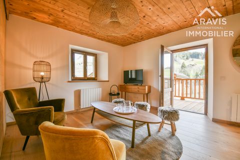 At the entrance of Grand-Bornand Chinaillon, discover this beautiful apartment T3 bis completely renovated in an authentic farmhouse Bornandine divided into 4 apartments. It consists of a wide entrance hall with a large closet and a bathroom. A corri...