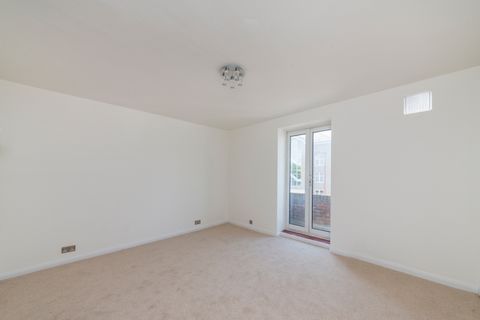 A very well presented third floor flat situated within this Art Deco Building located just one minute from East Putney Tube Station. With Two Double Bedrooms, modern well fitted kitchen and contemporary bathroom along with spacious living room and ba...