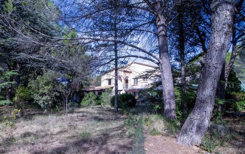 Rare opportunity in a very popular area on the edge of a natural area (near Caromb) property from the 60s to be updated with a superb park of 3 500 m² of wooded land with truffle trees. The house offers a living area of 200 m² on 2 levels with shelte...
