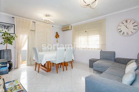 Excellent appartement avec trois chambres dans le quartier de Quarteira ! Cet appartement se compose d'un salon, d'une cuisine, de trois chambres, de deux salles de bains, d'une véranda et d'un balcon qui entoure l'appartement. L'appartement dispose ...