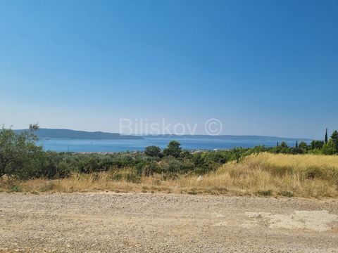 Kaštela, Kaštel Sućurac, agricultural land of 2.792 m2, approx. 1600 m above the highway. Uncultivated. Considering the surface, it offers different usage options. Plant a vineyard, olive grove, orchard, medicinal herbs or aromatic herbs... Quiet loc...