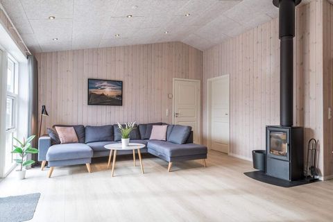 Casa de campo super bonita y acogedora a partir de 2021! La cabaña está a sólo 400 metros de la playa y tiene salas de actividades con billar, ping-pong y dardos. Es una casa de campo muy bonita y luminosa en Bjerregård, con capacidad para 10 persona...