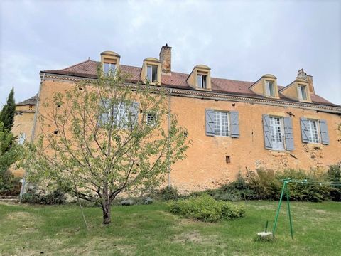Located between Gourdon and Sarlat in a peaceful setting with magnificent views. With 13th century origins and mainly 17th and 18th century, the buildings are set around a courtyard with a beautiful dovecote with original stone roof. Main house: 231 ...