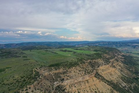 Przedstawiamy rozległe ranczo o powierzchni ponad 1680 akrów i dogodnie zlokalizowane zaledwie 15 minut na południe od Craig w stanie Kolorado. Znane jako Iles Mountain Ranch, to bogate w dziką przyrodę zbocze góry znajduje się na wysokości 7 500 stó...