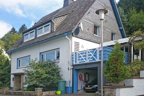 Diese ländliche Wohnung befindet sich am Waldrand in der Nähe der deutschen Stadt Willingen. Die Wohnung hat 3 Schlafzimmer und ist ideal für eine große Familie. Sie können die Sonne auf der privaten Terrasse genießen und Ihr Auto in der Garage parke...