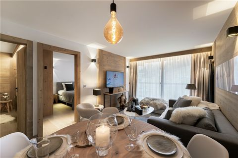 Apartment located in the heart of Courchevel village, on the 6th floor of a high-end residence, with quality materials, the property is composed of an equipped kitchen open onto the living room and a dining room. A double bedroom, a mountain corner w...