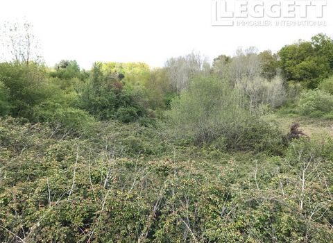 A23956DFA24 - Partially building land. Buildable area: 3,000 m² on 5242 m². You have everything nearby: schools, shops, Péribus... You are 8 minutes from the centre of Périgueux, 5 minutes from Notre-Dame-de-Sanilhac and the entrance to the A89 motor...