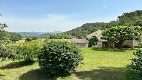 EXCLUSIVITY - Just on the edge of the Vaucluse, old wine farm of about 260m² of usable surface in a dominant position offering a clear view on a nature worthy of the most beautiful postcards of Provence: the vineyards, the perched village of Mérindol...