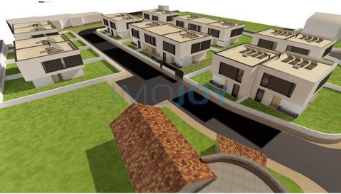 Land of 9800m2 and with a gross construction area of 5,040 m2 in Abrunheira, Sintra. Allotment project approved for the construction of 18 T4 houses with two floors above ground and one floor below ground. The plots have areas between 240 m2 and 440 ...