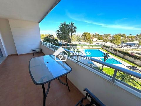 ALQUILER PROTEGIDA REAL ESTATE vend une fantastique propriété à vendre dans le quartier de Pau-5 d’Alicante, très proche de la plage de San Juan et à cinq minutes à pied de la plage. La maison se compose de 133 mètres construits et 95 mètres utiles, ...