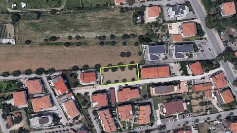 En Roseto degli Abruzzi, en la aldea de Cologna Spiaggia, tenemos una parcela plana de metros cuadrados. 1030 dentro de la zona B4. ¿Estás listo para construir la casa de tus sueños? ¡Contáctanos para una cita! Tiene un índice de edificabilidad de 0,...