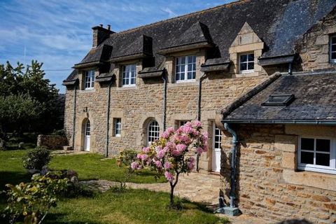 Pont-Scorff. in the heart of a hamlet. Stone house of approx. 270m2 set in a south-facing garden with trees of approx. 1300m2. Former barn and stable renovated in the 70s, now home to a large family and gîtes. On the original living area: Ground floo...