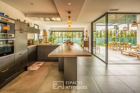 Located in a peaceful area just 10 minutes from Thuir, this remarkable contemporary house of 170 m2 offers an exceptional level of services and comfort. The entrance opens onto a beautiful living space which revolves around a living room/kitchen illu...
