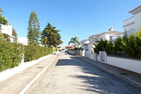 Terrain pour construction de maison individuelle, à 200m de l'Université de Gambelas. À environ quatre kilomètres de l'île de Faro. Et à quinze minutes de la Quinta do Lago Golf. Dans ce lot, vous pouvez construire une villa avec piscine. V6,V7,V8. S...