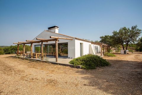 On Estrada da Boavista, 3.5 km from the village of Melides and 10 km from the beaches and with a green space around it, we find this property of 7.5 hectares with 1 house in the style of a luxurious Alentejo hill, with a view open to the sea and a we...