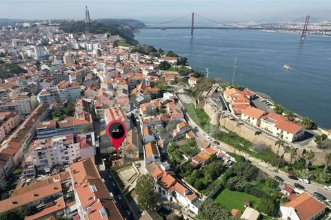 1 bedroom apartment inserted in a block of new apartments, with above average finishes. Ideal for investment, as it is 800 meters from the Cacilhas River Terminal, which facilitates access to the city of Lisbon by sea. This apartment consists of: Liv...