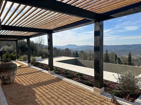 A few minutes from the village of Montauroux, discover this villa of approx. 250 m² completely renovated with quality materials, offering a panoramic view of the valley and the surrounding hills. The villa offers on the ground floor a large entrance,...