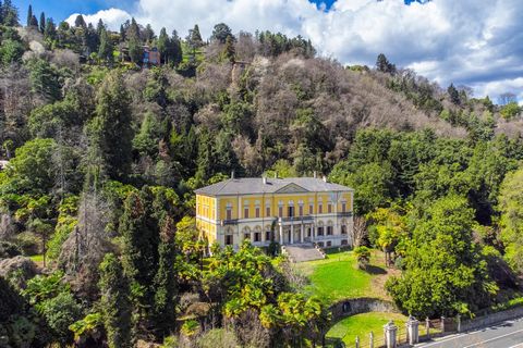Gelegen aan de betoverende oevers van het pittoreske Lago Maggiore, vertegenwoordigt deze prachtige villa te koop Italiaanse luxe en elegantie, met een adembenemend uitzicht op het water van het meer en de omliggende heuvels. Villa Faraggiana, gebouw...