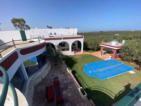 15 minutes from El KANTAOUI port this charming villa of traditional construction built on a plot of 7791 m2 and approximately 800m2 covered. A pleasantly landscaped garden of 150 m2. If you are looking for an investment while privileging your quality...