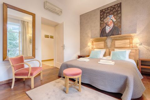 Due to the excellent location and the area is ideal for couples or groups of friends for a weekend or a longer stay. At 100m2 there are two bedrooms and a living room with a kitchen and a dining area. Unquestionable advantages of the apartment are tw...