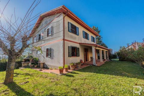 This villa from the 1980s is located in a quiet residential area in the village of Montaione, a small borgo about 45 minutes from the city of Florence and an hour from Pisa. Although the house is in need of partial renovation, it has a good structure...